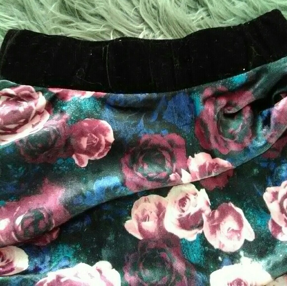 Rose Crop Top W/ Rose Flow Skirt Set - Picture 4 of 7